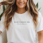 Roteiro Moderno Personalizado Noiva Era Engajada<br><div class="desc">Entre na sua era engajada com esta camisa de noiva com roteiro moderno personalizado que captura a emoção deste capítulo inesquecível. Quer você esteja planejando festas, escolhendo cores ou apenas aproveitando o momento, esta camiseta tri-blend macia é perfeita para absorver tudo com facilidade e confiança. Uma escolha atenciosa para fotos...</div>