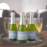 Roteiro Simples Estilizado de Bridesmaid Azul Dust<br><div class="desc">Etiquetas autoadesivas para as suas miniembalagens de vinho espumante que apresentam uma cor azul tenra e empoeirada juntamente com a "Bridesmaid" impressa em guião branco e estilizado. Uma ideia excelente para quando dá as damas de honra,  além de planejar uma festa de solteira!</div>