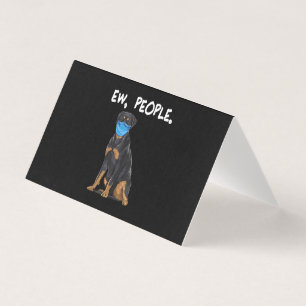 rottweiler poucas pessoas cachorro usando máscara 