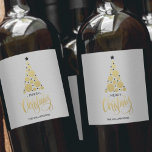 Rótulo De Garrafa De Cerveja Árvore de Natal Moderna Dourada de Férias<br><div class="desc">Árvore moderna dourada, estrelas pretas, Feliz Natal e seus nomes em letras elegantes em um fundo cinza claro, personalize estes rótulos de garrafa de vinho para servir na sua festa de Natal ou para dar como presentes ou lembranças para presentes de negócios, presentes corporativos. ALTERE a cor do fundo para...</div>
