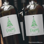 Rótulo De Garrafa De Cerveja Árvore de Natal Verde Moderna<br><div class="desc">Árvore verde moderna, estrelas, Feliz Natal e seus nomes em letras quentes em um fundo mal cinza, personalize essas etiquetas de garrafa de vinho para servir na sua festa de Natal ou para dar presentes ou favoritos para festas para presentes de negócios, presentes corporativos. ALTERE a cor de fundo para...</div>