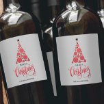 Rótulo De Garrafa De Cerveja Árvore Vermelha Moderna de Natal<br><div class="desc">Árvore vermelha moderna, estrelas, Feliz Natal e seus nomes em letras quentes em um fundo mal cinza, personalize essas etiquetas de garrafa de vinho para servir na sua festa de Natal ou para dar presentes ou favoritos para festas para presentes de negócios, presentes corporativos. ALTERE a cor de fundo para...</div>