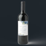 Rótulo De Garrafa De Cerveja Azuis Românticas Flores de Hortênsia em Aquarela<br><div class="desc">Essas etiquetas românticas de vinho com flores apresentam hortênsias azuis em aquarela. Um delicado buquê de flores de hortênsia é retratado na parte superior e outro na parte inferior esquerda. As informações do casamento são impressas no centro com os nomes do casal.</div>