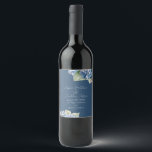 Rótulo De Garrafa De Cerveja Azul-romântico Hidrocoloração Hidrológica Flores d<br><div class="desc">Estas etiquetas românticas da garrafa de vinho floral apresentam drangeas azuis de cor aquática sobre fundo azul marinho. Um delicado buquê de flores de hydrangea é ilustrado no topo,  e outro na parte inferior esquerda. As informações de casamento são impressas no cartaz com o nome do casal.</div>