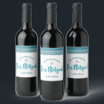 Rótulo De Garrafa De Cerveja Bar Mitzvah Modern Teal Silver Tallit Script Negri<br><div class="desc">Tenha orgulho, alegria e mostre este marco do seu Bar favorito Mitzvah! Use este rótulo de vinho legal, único, moderno e personalizado para adicionar a seu dia especial. Uma tipografia brilhante, azul-lacre, azul-escarlate, uma Estrela prateada de David e um verde-lacre empoeirado e verde-prateado com listras de talão inspiraram uma camada...</div>