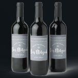 Rótulo De Garrafa De Cerveja Bar Mitzvah Silver Cinza Tallit Bold Script Modern<br><div class="desc">Tenha orgulho, alegria e mostre este marco do seu Bar favorito Mitzvah! Use este rótulo de vinho legal, único, moderno e personalizado para adicionar a seu dia especial. A tipografia branca e a preto, Star of David, e uma cinza suave e a lupa de prata com taluzinho, inspiraram uma camada...</div>