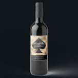 Rótulo De Garrafa De Cerveja Black Spade em Dourado<br><div class="desc">Este rótulo de garrafa de vinho personalizado apresenta um tema de pôquer ou de jogo para um casamento em Las Vegas ou casino. Imagem de uma pá preta impressa no centro com fundo dourado. Duas amostras de nomes são impressas em toda a espada, com uma amostra de data de casamento...</div>