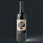 Rótulo De Garrafa De Cerveja Black Spade em Dourado<br><div class="desc">Este rótulo de garrafa de vinho personalizado apresenta um tema de pôquer ou de jogo para um casamento em Las Vegas ou casino. Imagem de uma pá preta impressa no centro com fundo dourado. Duas amostras de nomes são impressas em toda a espada, com uma amostra de data de casamento...</div>