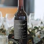 Rótulo De Garrafa De Cerveja Branca Elegante Simples no Casamento Negro Obrigad<br><div class="desc">Estas etiquetas de garrafa de vinho são perfeitas para agradecer convidados especiais, família ou membros da sua festa noiva. O branco no design preto é simples, mas elegante, com a letra de um roteiro antigo lendo Obrigado por comemorar conosco. Há espaço para os nomes do casal, a data do casamento...</div>
