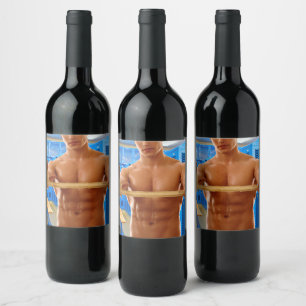 Rótulo De Garrafa De Cerveja CamisaSlipperyJoe do homem musculoso sem abs peito