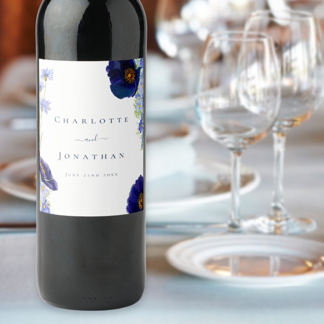 Rótulo De Garrafa De Cerveja Casamento Azul de Flor Selvagem Moderno (Elegant wildflower blue floral wedding wine labels with bride and groom names and date in typography)