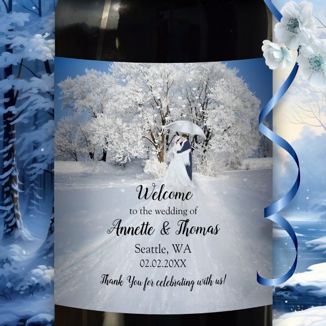 Rótulo De Garrafa De Cerveja Casamento de Belas Artes da Wonderland de inverno (Wedding wine label featuring a fine art painting of a couple with umbrella in winter wonderland)