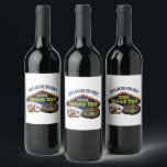 Rótulo De Garrafa De Cerveja Casino de viagem de Las Vegas do Partido de Bachel<br><div class="desc">Personalize suas próprias etiquetas de vinhos de despedida de solteiro para uma viagem em Las Vegas. Um rótulo de vinho personalizado legal que inclui grampos de casino de jogos como um baralho,  chips de pôquer e roda de roleta com Vegas Trip em um roteiro amarelo. Design de jogador divertido.</div>