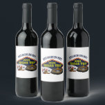 Rótulo De Garrafa De Cerveja Casino de viagem de Las Vegas do Partido de Bachel<br><div class="desc">Personalize suas próprias etiquetas de vinhos de despedida de solteiro para uma viagem em Las Vegas. Um rótulo de vinho personalizado legal que inclui grampos de casino de jogos como um baralho,  chips de pôquer e roda de roleta com Vegas Trip em um roteiro amarelo. Design de jogador divertido.</div>