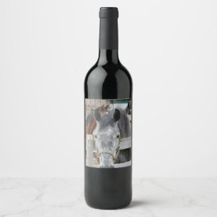 Rótulo De Garrafa De Cerveja Cavalo Fofo em um Celeiro