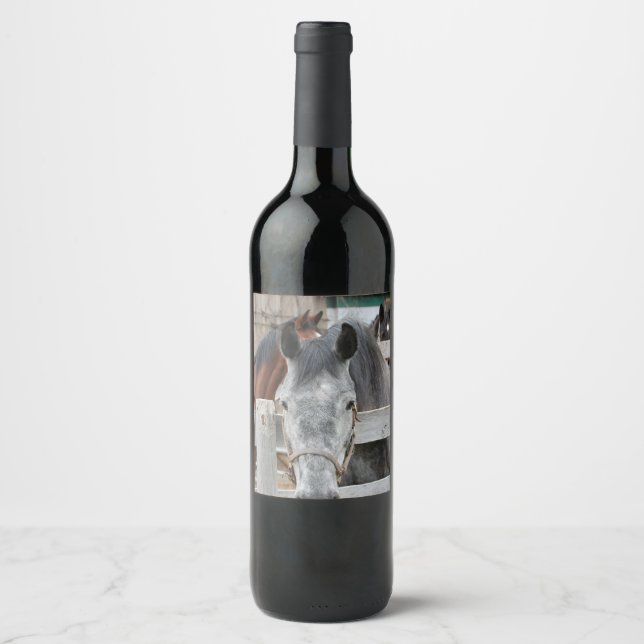 Rótulo De Garrafa De Cerveja Cavalo Fofo em um Celeiro (Frente)