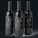 Rótulo De Garrafa De Cerveja Chic 50 Fabuloso Black White Name 50th Birthday<br><div class="desc">Celebre fazer 50 anos de estilo com esta elegante etiqueta de 50 anos, preto e branco, com o texto 50 e fabuloso em caligrafia branca e tipografia moderna. Basta adicionar seu nome e suas etiquetas de vinho de presente de festa de aniversário 50ª estão prontas para ir. Desenvolvido exclusivamente para...</div>