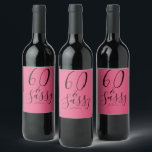Rótulo De Garrafa De Cerveja Chic 60 Sassy Name 60th Birthday Gift Hot Pink<br><div class="desc">Comemore a fazer 60 anos de estilo com esta elegante etiqueta de 60 anos com o texto 60 e a embaçada na caligrafia negra e na tipografia moderna num fundo rosa-quente. Basta adicionar seu nome e suas 60ª etiquetas de vinho de presente de festa de aniversário estão prontas para ir....</div>