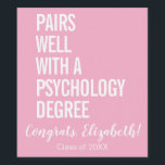 Rótulo De Garrafa De Cerveja Combina Bem Com a Formatura de Psicologia<br><div class="desc">Brindemos a você, graduado em psicologia! Estamos celebrando sua conquista incrível com uma garrafa especial de vinho que apresenta um rótulo personalizado e engraçado. O design ostenta um fundo rosa corado com texto branco em negrito que diz: "Combina bem com um diploma em Psicologia". Abaixo, "Parabéns, [Nome]!" é escrito de...</div>