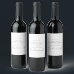 Rótulo De Garrafa De Cerveja Delicar Proposta de Bridesmaid da Calliografia de<br><div class="desc">Este delicado rótulo de vinho de proposta de caligrafia prateada é perfeito para um casamento moderno. A design romântica minimalista apresenta uma magnífica e elegante tipografia de cinza prateada num fundo branco com um aspecto simples e limpo.</div>