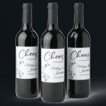 Rótulo De Garrafa De Cerveja Delicar torquídea aplaude o costume azul do casame<br><div class="desc">Etiquetas de vinho personalizáveis e elegantes para sua recepção de casamento, com lindas e delicadas orquídeas azuis prussianas desenhando de um lado, sobre um fundo branco clássico, e o texto "Saúde ao casamento de" em fontes azuis escuras. Edite facilmente os campos de modelo para adicionar os nomes de noiva e...</div>