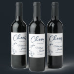 Rótulo De Garrafa De Cerveja Delicar torquídea aplaude o costume azul do casame<br><div class="desc">Etiquetas de vinho personalizáveis e elegantes para sua recepção de casamento, com lindas e delicadas orquídeas azuis prussianas desenhando de um lado, sobre um fundo branco clássico, e o texto "Saúde ao casamento de" em fontes azuis escuras. Edite facilmente os campos de modelo para adicionar os nomes de noiva e...</div>