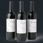 Rótulo De Garrafa De Cerveja Delicar torquídea aplaude o costume roxo do casame<br><div class="desc">Etiquetas de vinho elegantes para a sua recepção de casamento, com lindas e delicadas orquídeas roxas pastel desenhando de um lado, sobre um fundo branco clássico, e a frase "Saúde ao casamento de" em fontes roxas. Edite facilmente os campos de modelo para adicionar os nomes de noiva e noiva em...</div>