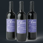 Rótulo De Garrafa De Cerveja Delicar torquídea aplaude o costume roxo do casame<br><div class="desc">Etiquetas de vinho elegantes para a sua recepção de casamento, com lindas e delicadas linhas de orquídeas brancas desenhando de um lado, sobre um fundo roxo romântico contemporâneo e violeta, e o texto "Saúde ao casamento de" em letras brancas. Edite facilmente os campos de modelo para adicionar os nomes de...</div>