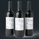 Rótulo De Garrafa De Cerveja Delicar torquídea aplaude o costume roxo do casame<br><div class="desc">Etiquetas de vinho personalizáveis e elegantes para sua recepção de casamento, com orquídeas roxas lindas e delicadas, desenhando de um lado, sobre um fundo branco clássico, e a frase "Saúde ao casamento de" em fontes roxas. Edite facilmente os campos de modelo para adicionar os nomes de noiva e noiva em...</div>