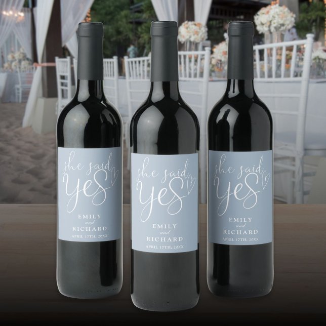 Rótulo De Garrafa De Cerveja Ela Disse Sim Festa de noivado Azul (She Said Yes Engagement Party Dusty Blue Wine Label)