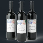 Rótulo De Garrafa De Cerveja Elegante Blue Hydrangea | Proposta da White Brides<br><div class="desc">Esta elegante etiqueta de vinho de proposta de dama branca de hydrangea azul é perfeita para um casamento de primavera ou verão. O clássico design floral apresenta faixas de cor azul-d-água de pó macio,  acentuadas com flores cor-de-rosa e folhas verdes,  cor-de-rosa e borrado neutro.</div>