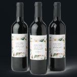 Rótulo De Garrafa De Cerveja Elegante Magnolia | Pairs Bem Bridesmaid Proposta<br><div class="desc">Esta elegante magnólia emparelha bem a marca de vinho de proposta de damas de honra é perfeita para um casamento clássico moderno. O design floral suave apresenta coloração aquosa, cor-de-rosa pincelada, impressionantes flores brancas de magnólia e algodão, com ouro e folhas verdes, num arranjo luxuoso. Personalize as etiquetas da garrafa...</div>