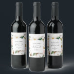 Rótulo De Garrafa De Cerveja Elegante Magnolia | Pairs Bem Bridesmaid Proposta<br><div class="desc">Esta elegante magnólia emparelha bem a marca de vinho de proposta de damas de honra é perfeita para um casamento clássico moderno. O design floral suave apresenta coloração aquosa, cor-de-rosa pincelada, impressionantes flores brancas de magnólia e algodão, com ouro e folhas verdes, num arranjo luxuoso. Personalize as etiquetas da garrafa...</div>