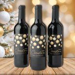Rótulo De Garrafa De Cerveja Enfeites de natal no presente de negócios negros<br><div class="desc">Ouro elegante e ornamentos de árvores de Natal brancas em fundo preto,  personalize essas etiquetas de garrafa de vinho para dar como presentes ou para servir na sua festa de Natal. CORRESPONDENTE a itens na nossa coleção.</div>