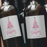 Rótulo De Garrafa De Cerveja Feriado de Árvore de Natal Rosa Moderno<br><div class="desc">Árvore rosa moderna, estrelas negras, Feliz Natal e seus nomes em letras quentes em um fundo mal cinza, personalize essas etiquetas de garrafa de vinho para servir na sua festa de Natal ou para dar presentes ou favoritos para festas para presentes de negócios, presentes corporativos. ALTERE a cor de fundo...</div>