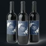 Rótulo De Garrafa De Cerveja Flores brancas de aquarela romântica, personalizaç<br><div class="desc">Etiquetas de vinho elegantes e românticas personalizáveis para sua recepção de casamento, com um belo buquê de flores brancas e suaves, sobre um clássico fundo azul prussiano escuro. Edite facilmente os campos de modelo para adicionar os nomes de noiva e noiva em um roteiro branco clássico, e sua data de...</div>