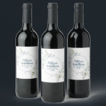 Rótulo De Garrafa De Cerveja Flores brancas de aquarela romântica, personalizaç<br><div class="desc">Etiquetas de vinho elegantes e românticas personalizáveis para sua recepção de casamento, com um belo buquê de flores brancas e suaves. Edite facilmente os campos de modelo para adicionar os nomes de noiva e noiva em um script de cinza de ardósias modernas, e a data de casamento em uma fonte...</div>
