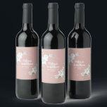 Rótulo De Garrafa De Cerveja Flores brancas de aquarela romântica, personalizaç<br><div class="desc">Etiquetas de vinho elegantes e românticas personalizáveis para sua recepção de casamento, com um belo buquê de flores brancas e suaves, sobre um fundo rosado pastel clássico. Edite facilmente os campos de modelo para adicionar os nomes de noiva e noiva em um script branco moderno, e a data de casamento...</div>