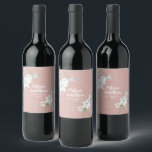 Rótulo De Garrafa De Cerveja Flores brancas de aquarela romântica, personalizaç<br><div class="desc">Etiquetas de vinho elegantes e românticas personalizáveis para sua recepção de casamento, com um belo buquê de flores brancas e suaves, sobre um fundo rosado pastel clássico. Edite facilmente os campos de modelo para adicionar os nomes de noiva e noiva em um script branco moderno, e a data de casamento...</div>