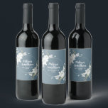 Rótulo De Garrafa De Cerveja Flores brancas de aquarela romântica, personalizaç<br><div class="desc">Etiquetas de vinho elegantes e românticas personalizáveis para a sua recepção de casamento, com um belo buquê de flores brancas e suaves, sobre uma cinza de ardósia clássica. Edite facilmente os campos de modelo para adicionar os nomes de noiva e noiva em um script branco moderno, e a data de...</div>