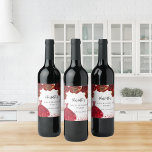 Rótulo De Garrafa De Cerveja Flores brancas festas de solteira<br><div class="desc">Um fundo branco com faíscas falsas,  um vestido vermelho e rosas vermelhas,  florais. Personalize e adicione um nome e uma data.</div>