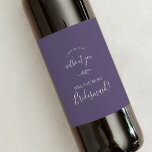 Rótulo De Garrafa De Cerveja Folha mínima | Proposta de Bridesmaid de ameixa<br><div class="desc">Este rótulo de vinho de proposta de uma madrinha de pelúcia púrpura de folha é perfeito para um casamento de boho. O design de tom de joia apresenta uma simples silhueta verde de folha em uma violeta azul escura roxa com estilo boho minimalista.</div>