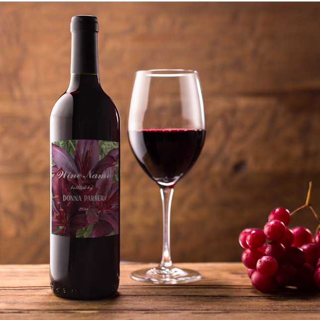 Rótulo De Garrafa De Cerveja Foto dos lírios asiáticos vermelhos escuros person (In Situ Glass of Wine)