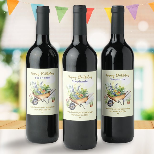 Rótulo De Garrafa De Cerveja Garden Wheelbarrow Feliz Aniversário Personalizado (Personalized wine bottle labels for garden lovers, with wheelbarrow of flowers in a watercolor style)