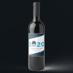 Rótulo De Garrafa De Cerveja Hanukkah mascarado 2020 Azul de Feriado Personaliz<br><div class="desc">Faça-os sorrir este ano com esta etiqueta de vinho Chanucá,  personalizada e humorística,  apresentando um "2020 mascarado" com a palavra "Oy!". O boné de inverno tem um padrão Star of David. Em tons de azul. Parte de uma coleção da Parcel Studios.</div>