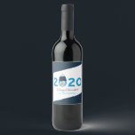 Rótulo De Garrafa De Cerveja Hanukkah mascarado 2020 Azul de Feriado Personaliz<br><div class="desc">Faça-os sorrir este ano com esta etiqueta de vinho Chanucá,  personalizada e humorística,  apresentando um "2020 mascarado" com a palavra "Oy!". O boné de inverno tem um padrão Star of David. Em tons de azul. Parte de uma coleção da Parcel Studios.</div>