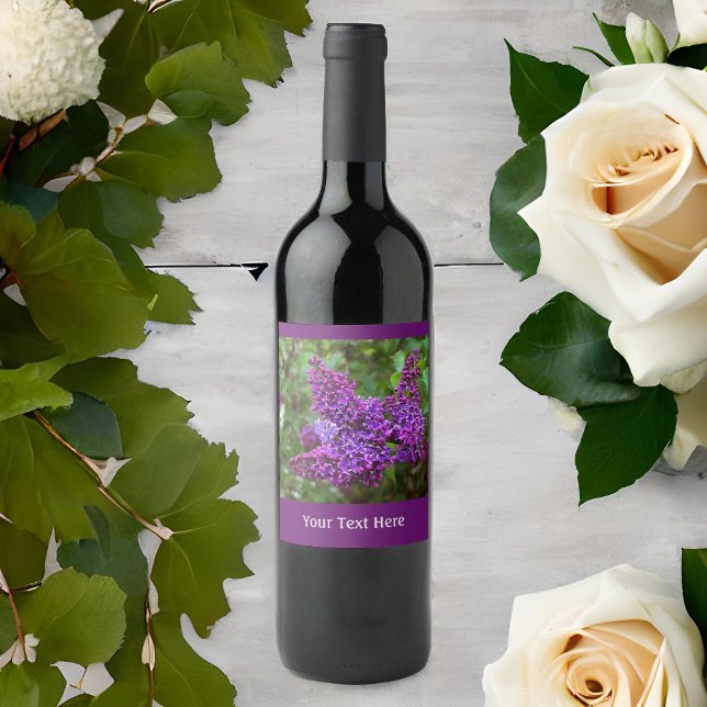 Rótulo De Garrafa De Cerveja Lilases Roxos num Primavera Dia (Criador carregado)