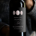 Rótulo De Garrafa De Cerveja Lua Rosa Espelhada Elegante | Casamento Celestial<br><div class="desc">Torne a sua celebração inesquecível com esta elegante etiqueta de vinho preto de casamento, com uma lua de cheio suave e uma graciosa escrita à mão. Esta design mística é perfeita para casais que adoram detalhes românticos e celestes inspirados com uma moderna borda. O fundo negro profundo contrasta lindamente com...</div>