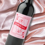 Rótulo De Garrafa De Cerveja Lucky In Love Pink & Red Custom Bachelorette Favor<br><div class="desc">Levante um copo para o amor e a sorte com nossas etiquetas personalizadas de vinho de festa de solteira 'Lucky in Love'! Apresentando a encantadora rainha do coração e um esboço desenhado à mão segurando um vidro de champanhe, essas etiquetas irradiam glamour e entusiasmo em tons rosas e vermelhos. Quer...</div>