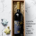 Rótulo De Garrafa De Cerveja Marinho e flores Douradas Marinho Menorah Feliz Ha<br><div class="desc">O design do rótulo de vinho Hanukkah, personalizado da NMaritime Boutique Co., apresenta um design floral azul marinho e dourado com a menorah do ouro e buquê de flor correspondente. A mensagem pode ser personalizada, e a cor azul de fundo do marinho pode ser facilmente alterada para atender às suas...</div>